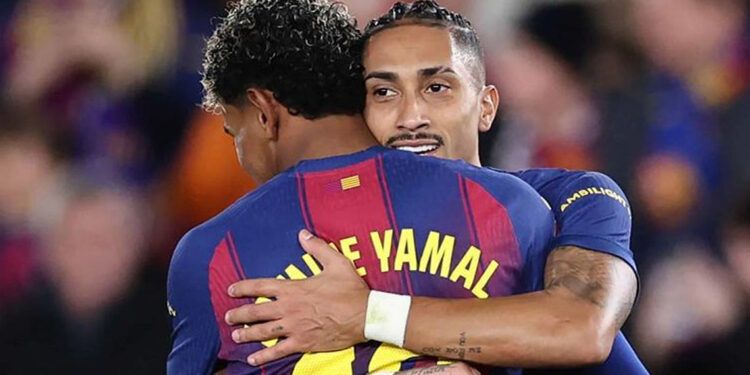 Raphinha lidera al Barça con doblete ante Osasuna