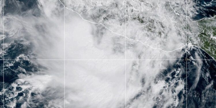 Raymond se debilita a depresión tropical antes de tocar tierra en México