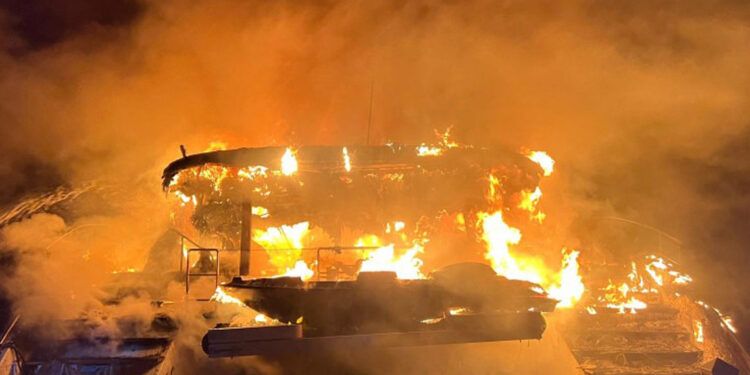 Rayo destruye catamarán de empresario en bahía de Luperón