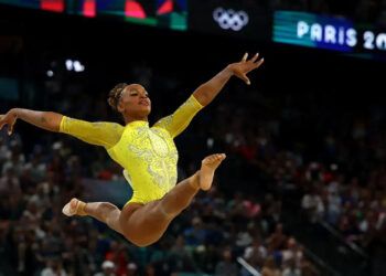 Rebeca Andrade se lleva plata tras intensa batalla con Simone Biles