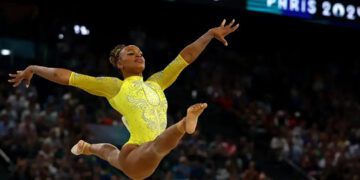 Rebeca Andrade se lleva plata tras intensa batalla con Simone Biles