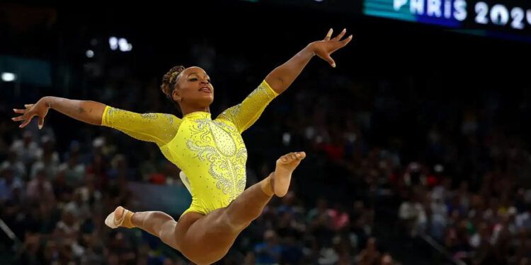 Rebeca Andrade se lleva plata tras intensa batalla con Simone Biles