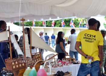 Reclusos exhiben talento en feria artesanal y piden segundas oportunidades