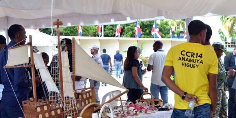 Reclusos exhiben talento en feria artesanal y piden segundas oportunidades