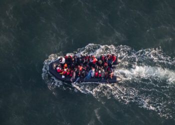 Récord de migrantes cruzando canal de la Mancha hacia Reino Unido