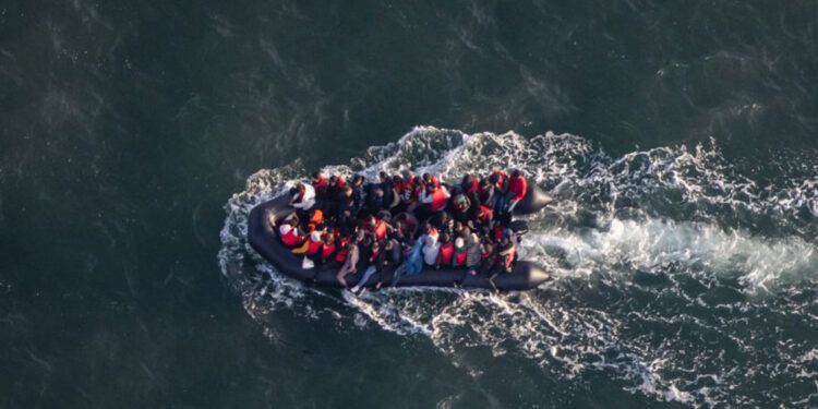 Récord de migrantes cruzando canal de la Mancha hacia Reino Unido
