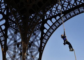 Récord en la Torre Eiffel: Anouk Garnier escala 110 metros