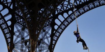 Récord en la Torre Eiffel: Anouk Garnier escala 110 metros