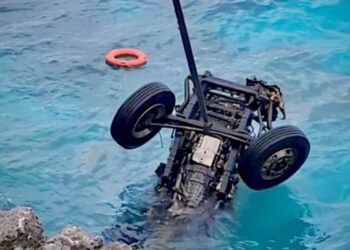 Recuperan partes del camión caído en el mar Caribe