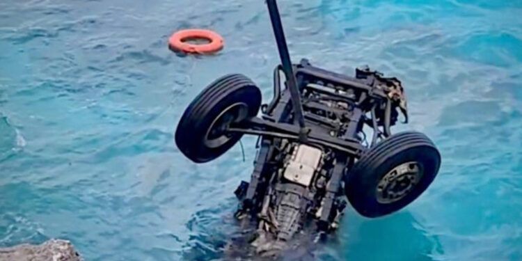 Recuperan partes del camión caído en el mar Caribe