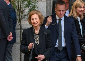 Reina Sofía sigue hospitalizada en Madrid.