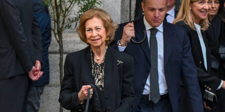 Reina Sofía sigue hospitalizada en Madrid.
