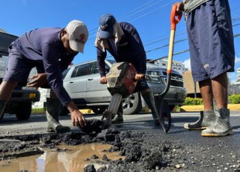 Remueven asfalto en la Tiradentes menos de 24 horas después por fuga de agua