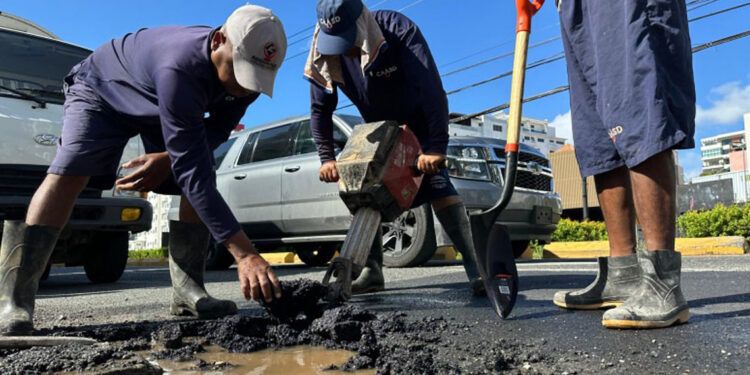 Remueven asfalto en la Tiradentes menos de 24 horas después por fuga de agua