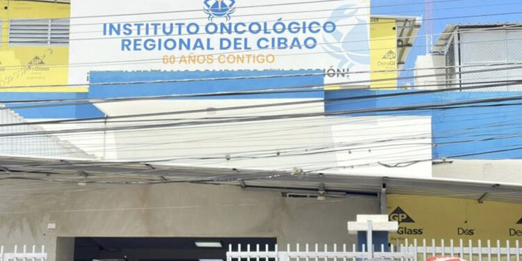 Renuncias y despidos de médicos sacuden al Oncológico del Cibao