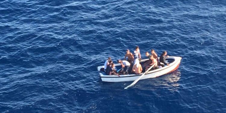 Repatrian a más de 90 migrantes detenidos en aguas de Puerto Rico