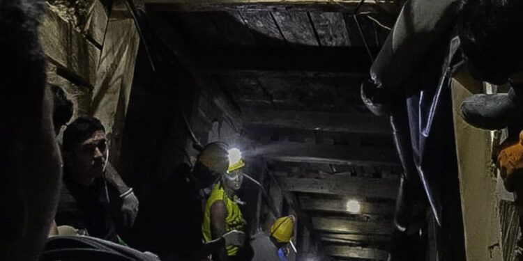 Rescatan con vida a 18 trabajadores atrapados en mina de oro en Colombia