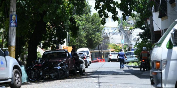 Residentes de Las Caobas denuncian apagones y abusos de Edesur