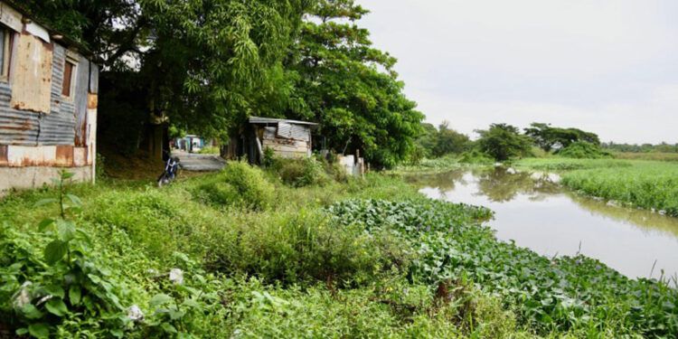 Residentes en ribera del río Yuca temen inundaciones por paso de la tormenta Melissa