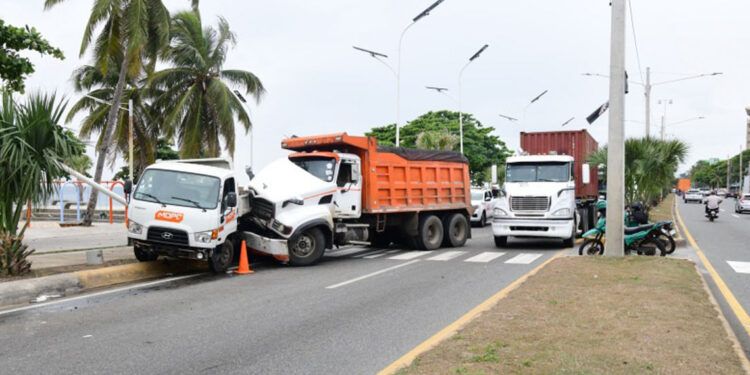 Restricción a vehículos de carga en la ZAR: Detalles del accidente con 10 heridos