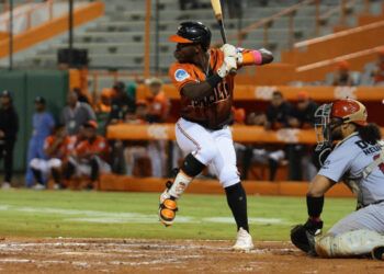 Reyes y Simon lideran victoria de Toros sobre Leones en la doble cartelera