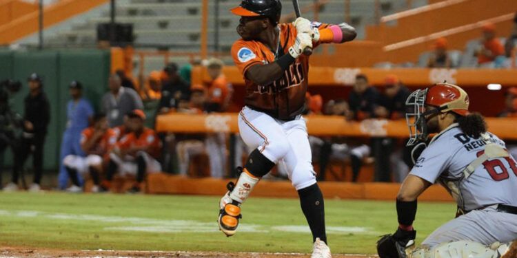 Reyes y Simon lideran victoria de Toros sobre Leones en la doble cartelera