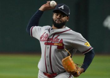 Reynaldo López logra triunfo tras dominar a Arizona