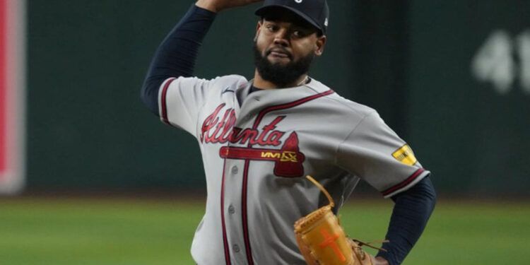 Reynaldo López logra triunfo tras dominar a Arizona