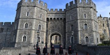 Roban vehículos en terrenos del Castillo de Windsor