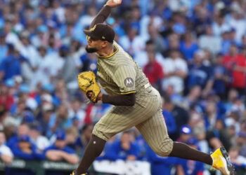 Robert Suárez firma con Bravos por tres años y 45 millones