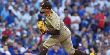 Robert Suárez firma con Bravos por tres años y 45 millones