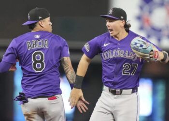 Rockies barren a Marlins y ganan su primera serie del año