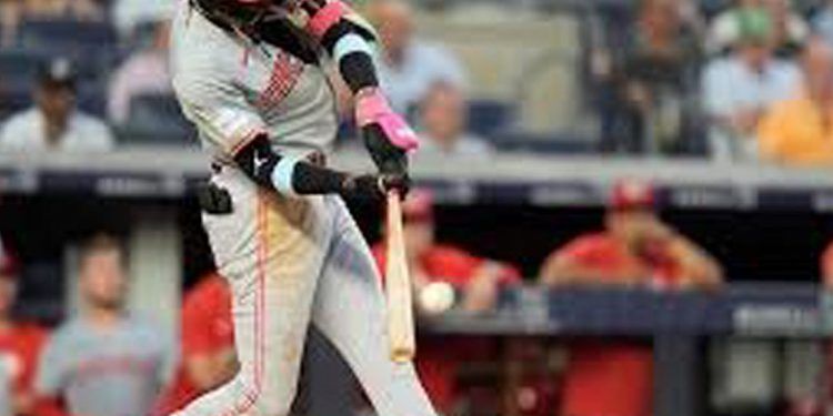 Rojos vencen a Yankees con jonrón y triple de De la Cruz