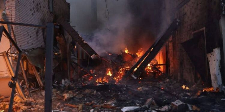 Rusia bombardea Kiev antes de reunión entre Trump y Zelenski
