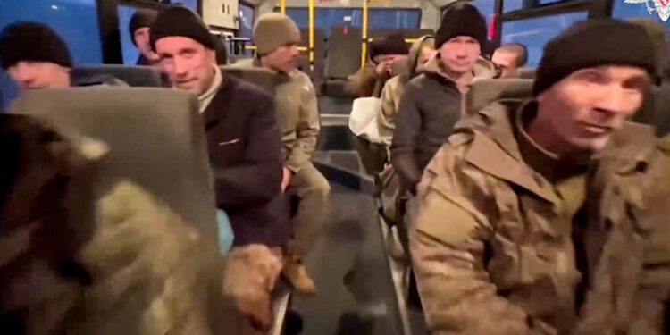 Rusia y Ucrania realizan intercambio de prisioneros mediado por los EAU