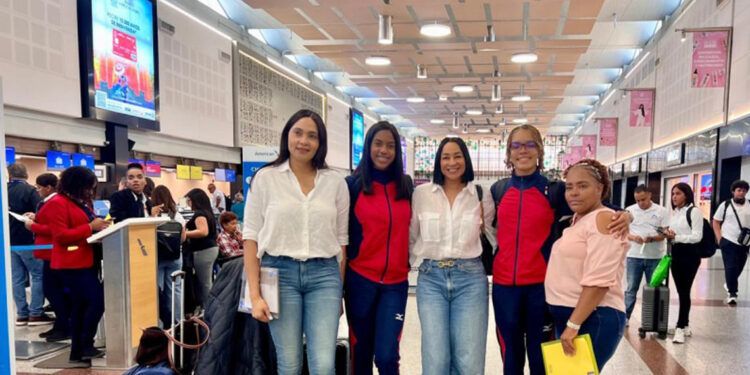 Ryni Arias y Cristal Núñez viajan becadas a Japón a estudiar y jugar voleibol