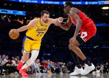 Doncic anota 51 y Lakers vencen a Bulls