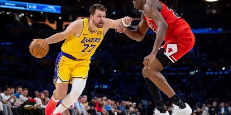 Doncic anota 51 y Lakers vencen a Bulls