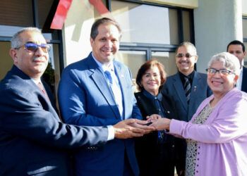 Salud Pública recibe furgonetas para traslado de muestras de VIH