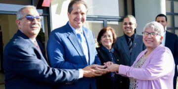 Salud Pública recibe furgonetas para traslado de muestras de VIH