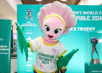 Santiago recibe el trofeo del Mundial Sub-17 con gran entusiasmo