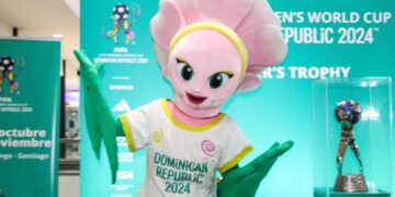 Santiago recibe el trofeo del Mundial Sub-17 con gran entusiasmo