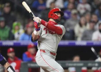 Schwarber conecta su jonrón 300 y Filis vencen a Rockies con remontada