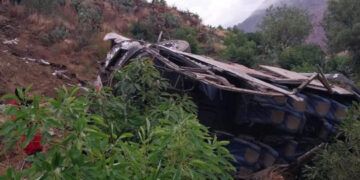 Al menos 37 muertos tras caída de autobús en Perú