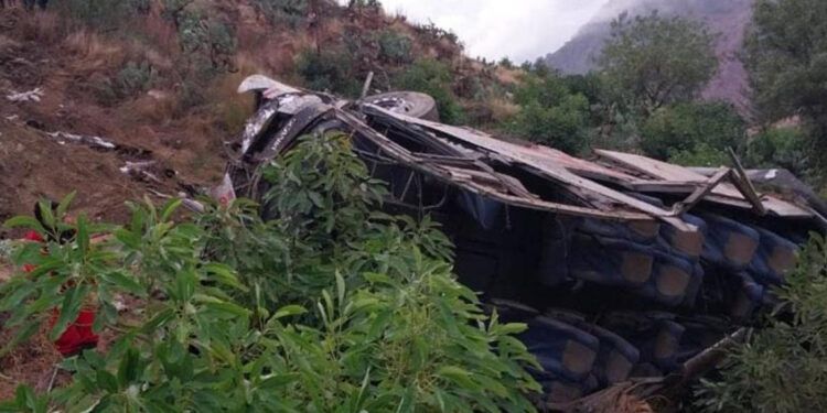 Al menos 37 muertos tras caída de autobús en Perú