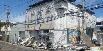 Se desploma fachada de sucursal de Banreservas en Salcedo