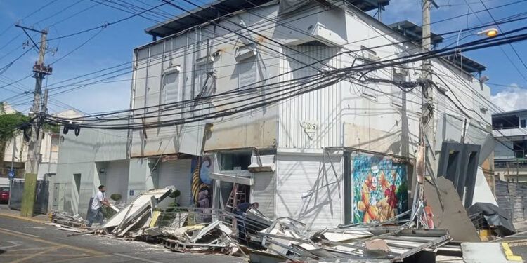 Se desploma fachada de sucursal de Banreservas en Salcedo