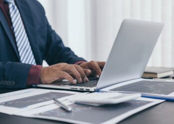 Semana laboral de 4 días reduce el estrés y mejora productividad