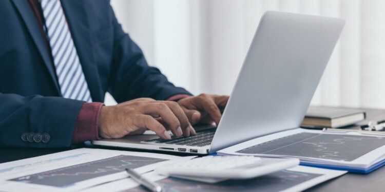 Semana laboral de 4 días reduce el estrés y mejora productividad