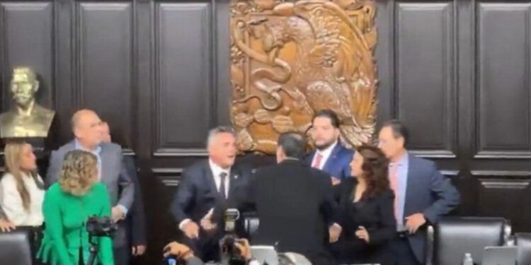 Senadores en México se van a los golpes por un turno a la palabra